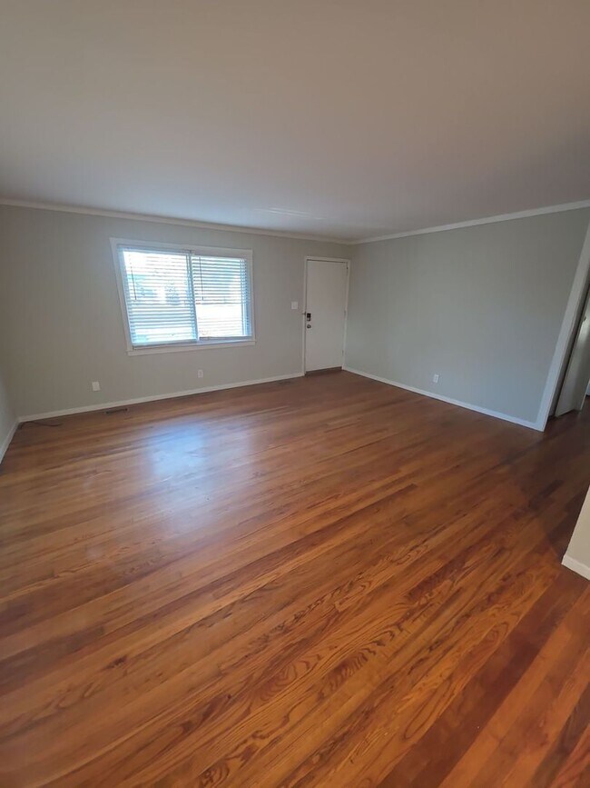 Foto del edificio - 3-Bedroom Single-Family Home Near TTU with Hardwood Floors and Carport