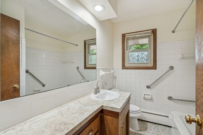 Building Photo - 5547 N Lyndale Ave