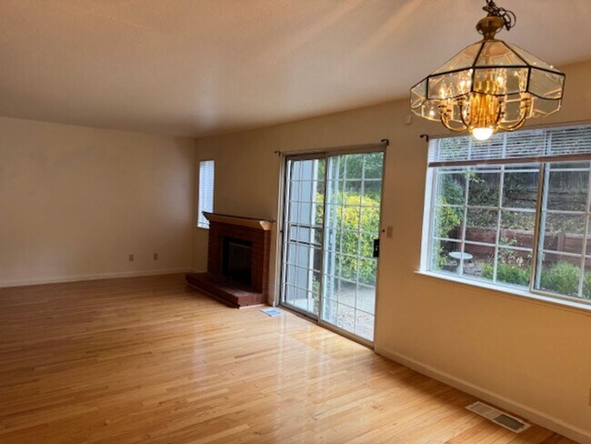 Foto del edificio - Wonderful 3 bedroom Tri-level townhome wit...