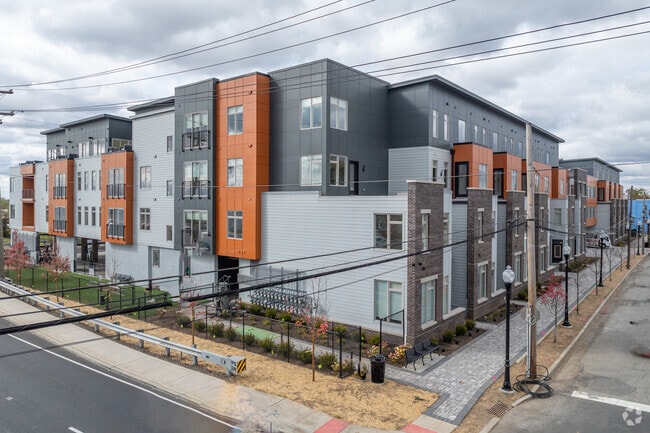 Building Photo - Five85West