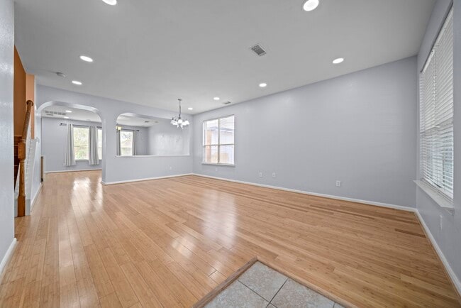 Foto del edificio - 6323 Channelbrook Ln