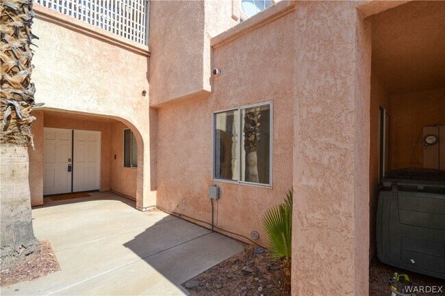 Building Photo - 2911 Country Club Dr