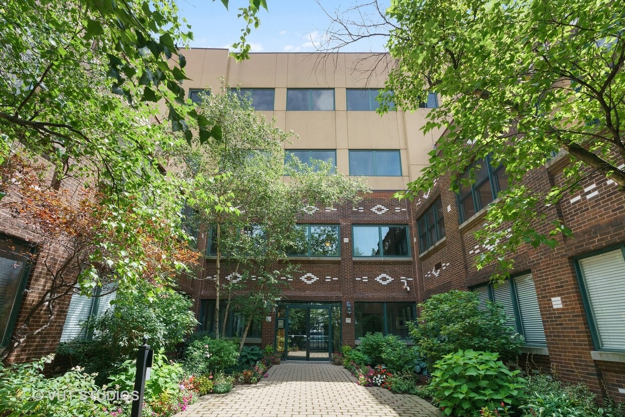 Primary Photo - 2533 N Ashland Ave