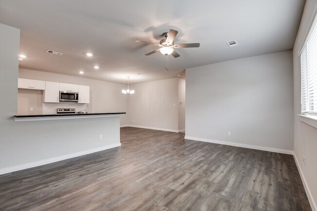 Foto del edificio - AVAILABLE NOW! GORGEOUS 3 BEDROOM DUPLEX L...