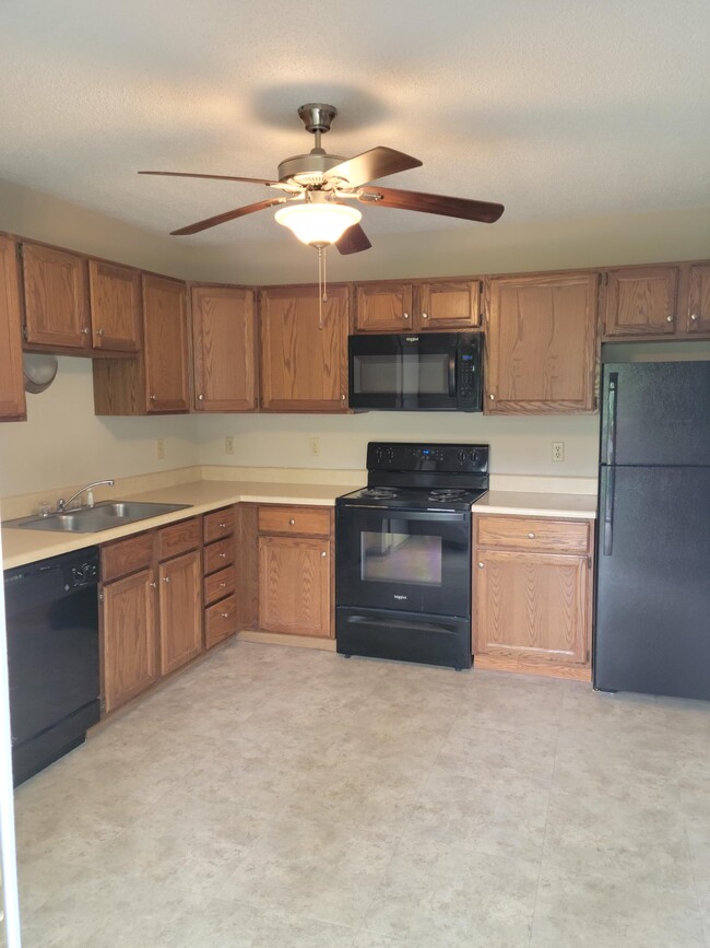 Building Photo - 16 Cherry Tree Ln