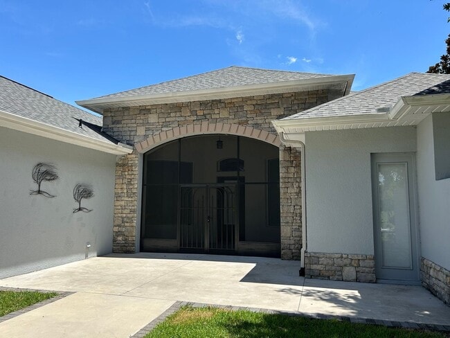 Building Photo - 6109 Spinnaker Loop