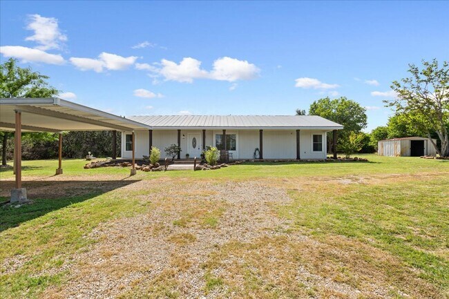 Building Photo - 7+ 3/2 home for lease in China Spring ISD