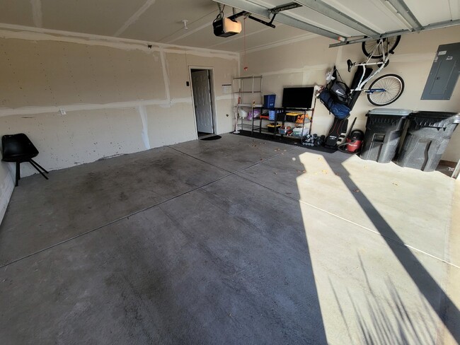 Building Photo - Furnished- 6 month lease - Townhome in Lin...