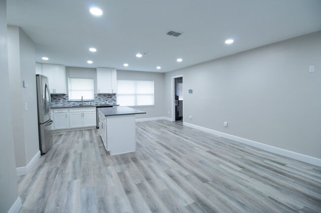 Building Photo - **Charming 3-Bedroom Renovated Home in Deltona with Spacious Backyard**