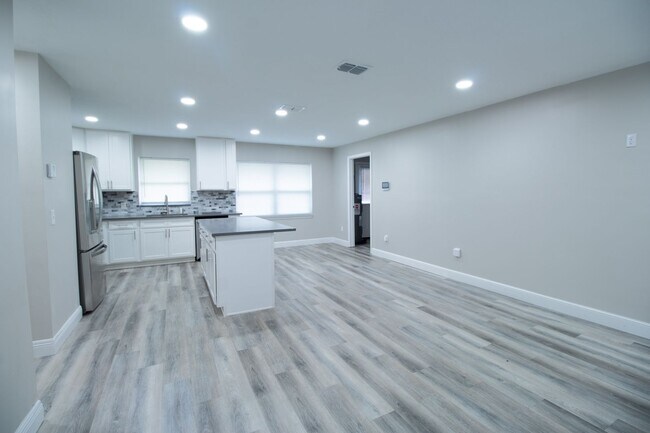 Foto del edificio - **Charming 3-Bedroom Renovated Home in Deltona with Spacious Backyard**