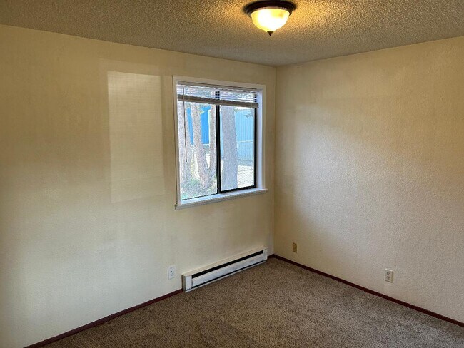 Building Photo - 925 N 167th St