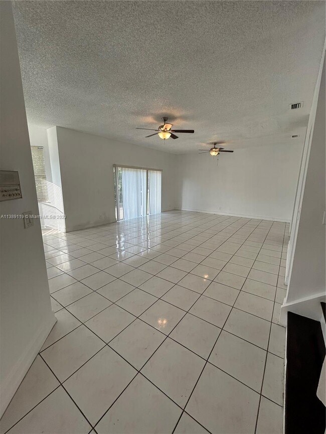 Foto del edificio - 18427 NW 11th St