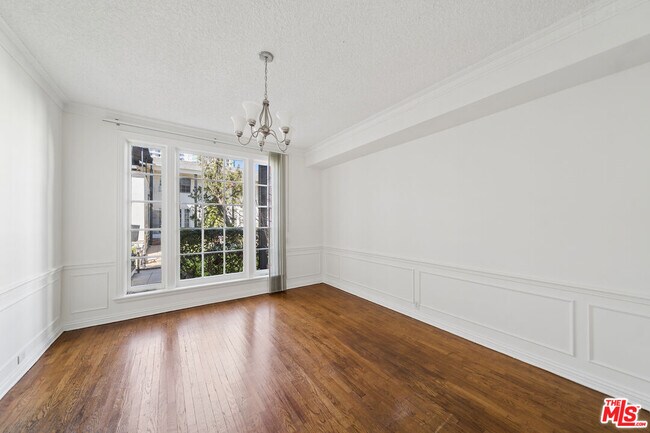 Foto del edificio - 1284 S Beverly Glen Blvd