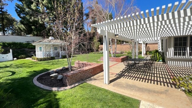 Building Photo - Stunning Single Story 3 Bed plus Den 2.5 B...