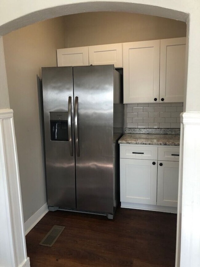 Building Photo - 2 bedroom 1 bath house with full basement!...