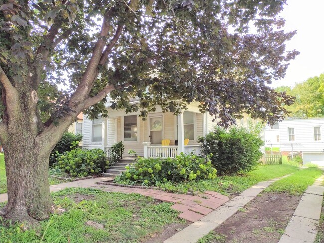 Garajes individuales para automóvil - 1119 Commercial St