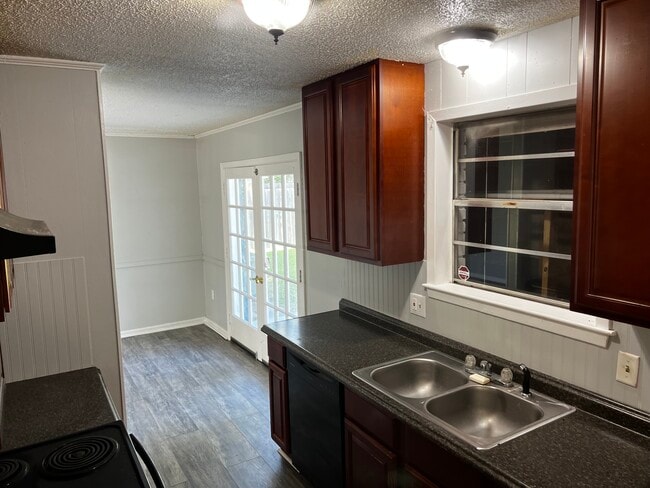 Building Photo - 885 Fontainebleau Dr