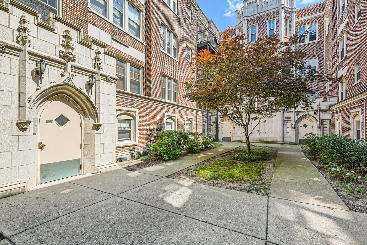 Foto principal - 2321 E 70th Pl