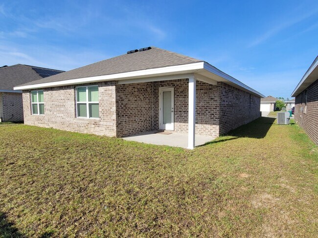 Building Photo - Titus Park 4 bedroom 2 bath home with 2 ca...
