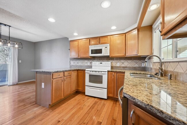 Building Photo - 2 Bedroom townhome in Denver