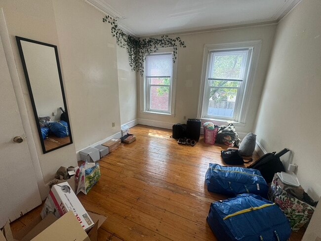 Building Photo - 227 Roxbury St