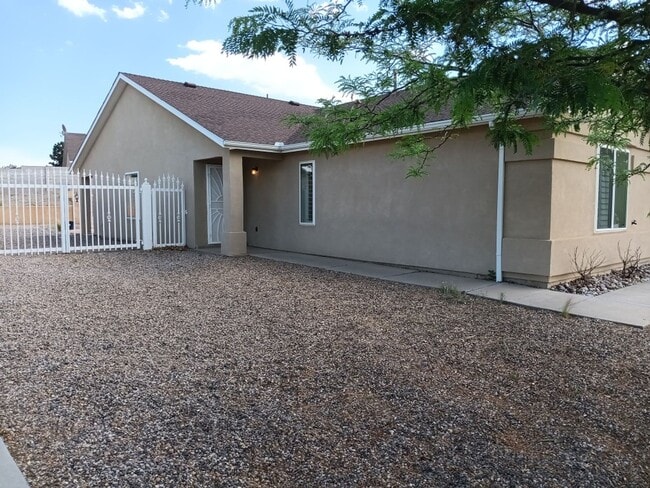 Building Photo - 3 Bedroom, 2-Bathroom Located in NW ABQ!! ...