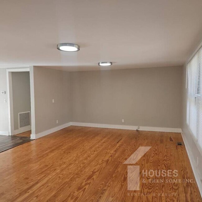 Foto del edificio - 250 Kirkland Ave