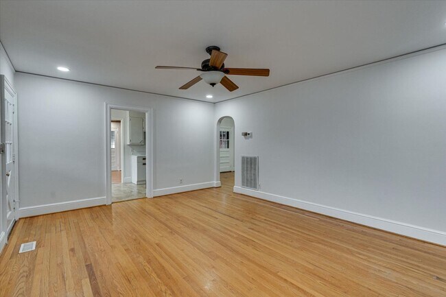 Foto del edificio - Charming East Ridge Rental – Spacious Yard, Updated Features & Pet-Friendly Living!