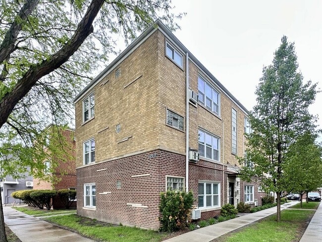 Building Photo - 6737 N California Ave