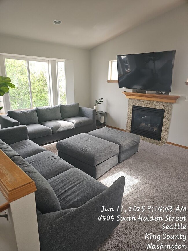 Building Photo - South Seattle split level home - 5 bedroom...