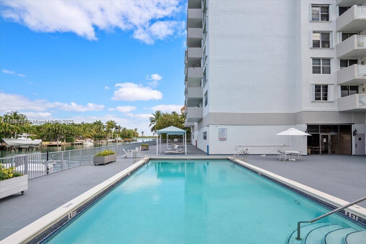 Foto principal - 10000 W Bay Harbor Dr