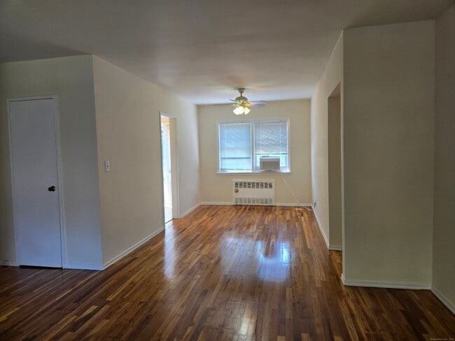 Building Photo - 242 Glenbrook Rd