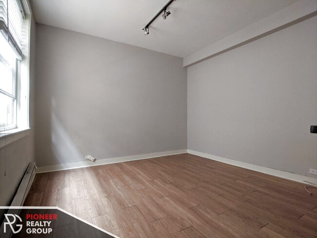 Foto del edificio - 517 W Belmont Ave