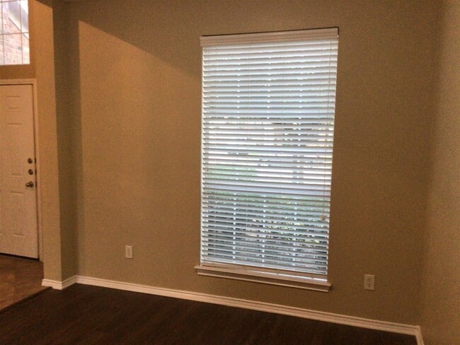 Foto del edificio - 2718 Lakecrest Way Dr