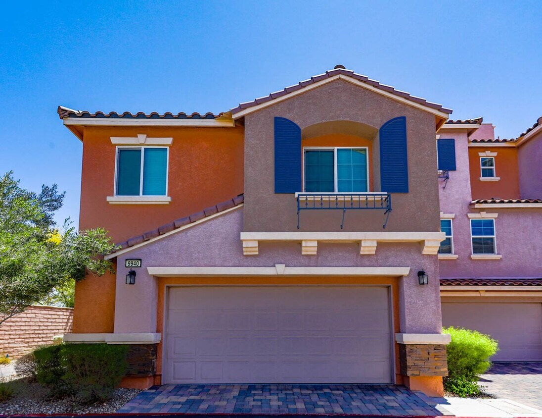 Foto principal - Beautiful 3 Bedroom Townhome With Stunning...