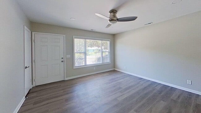Building Photo - 3 bed / 1.5 bath ~ West Ashley Area, Move-...