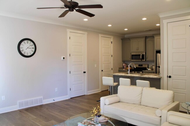 Building Photo - 425 Live Oak Dr