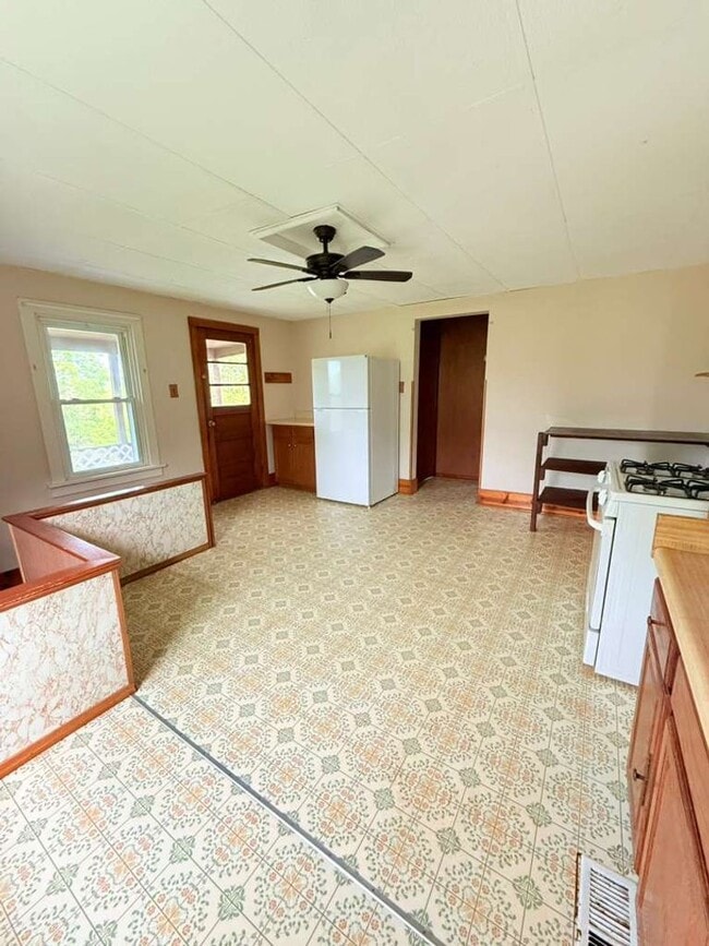 Building Photo - Spacious 2 bedroom house in Penn Hills!!!