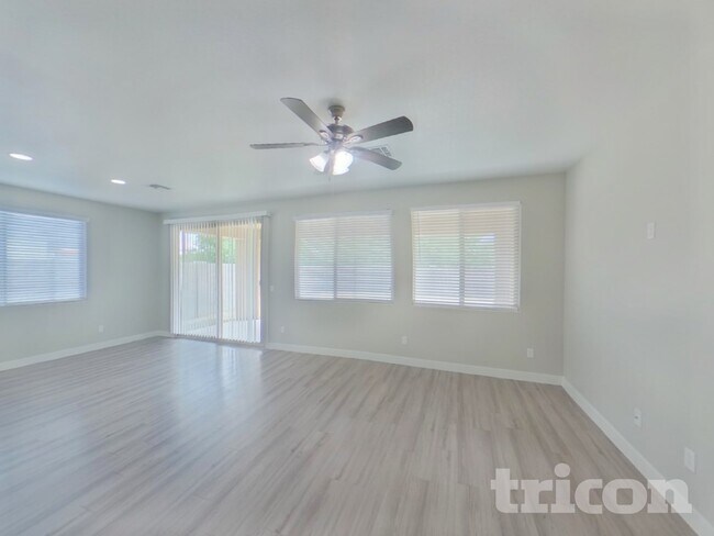 Foto del edificio - 2615 E Danbury Rd