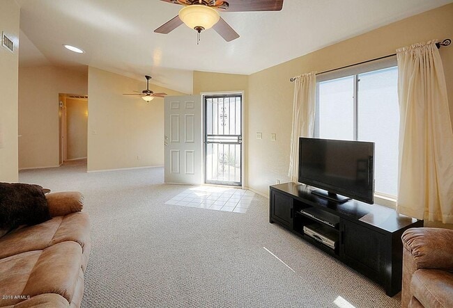 Building Photo - CLEAN AND READY TO RENT