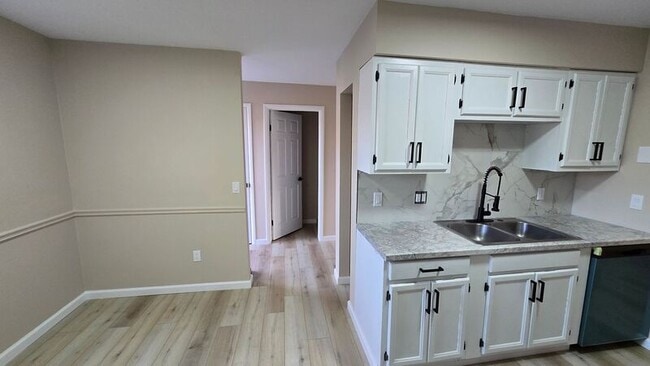 Building Photo - 14 Elm St