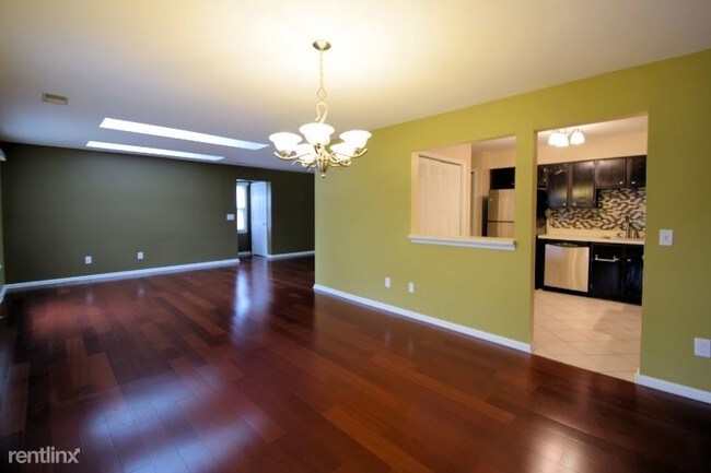 Foto del edificio - 102 Huckleberry Ct