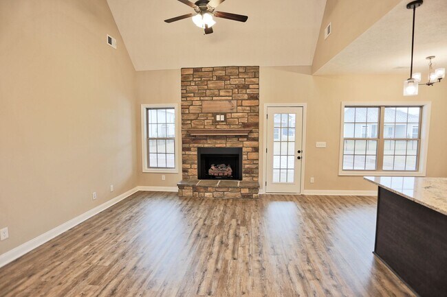 Foto del edificio - Beautiful Home with Bonus Room