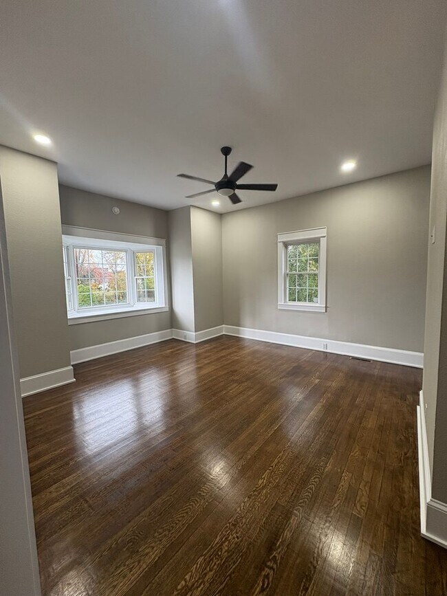 Foto del edificio - Historic Charm Meets Modern Living – Steps...