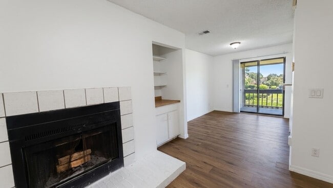 Foto del edificio - Baymeadows 2-Bedroom Condo with Water Views & Screened Patio