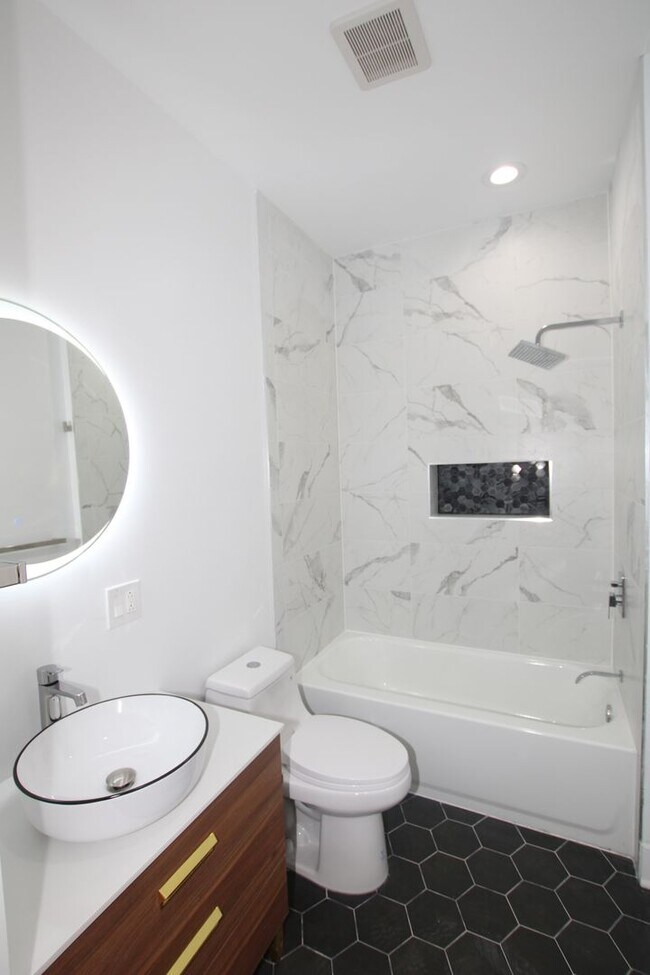 Foto del edificio - Newly renovated 2 bed with 2 offices apart...