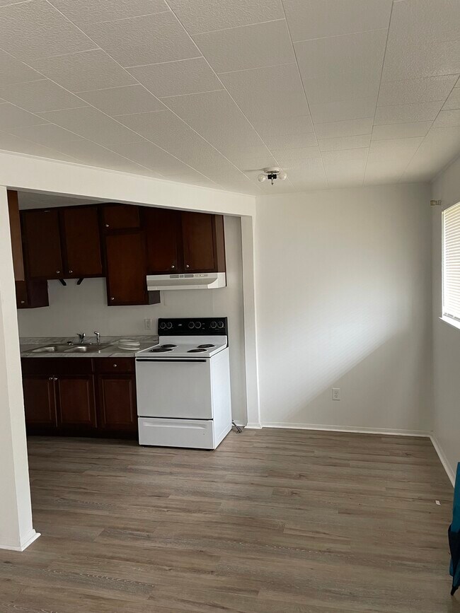 Kitchen/Dining Area - 1701 Mercury Dr
