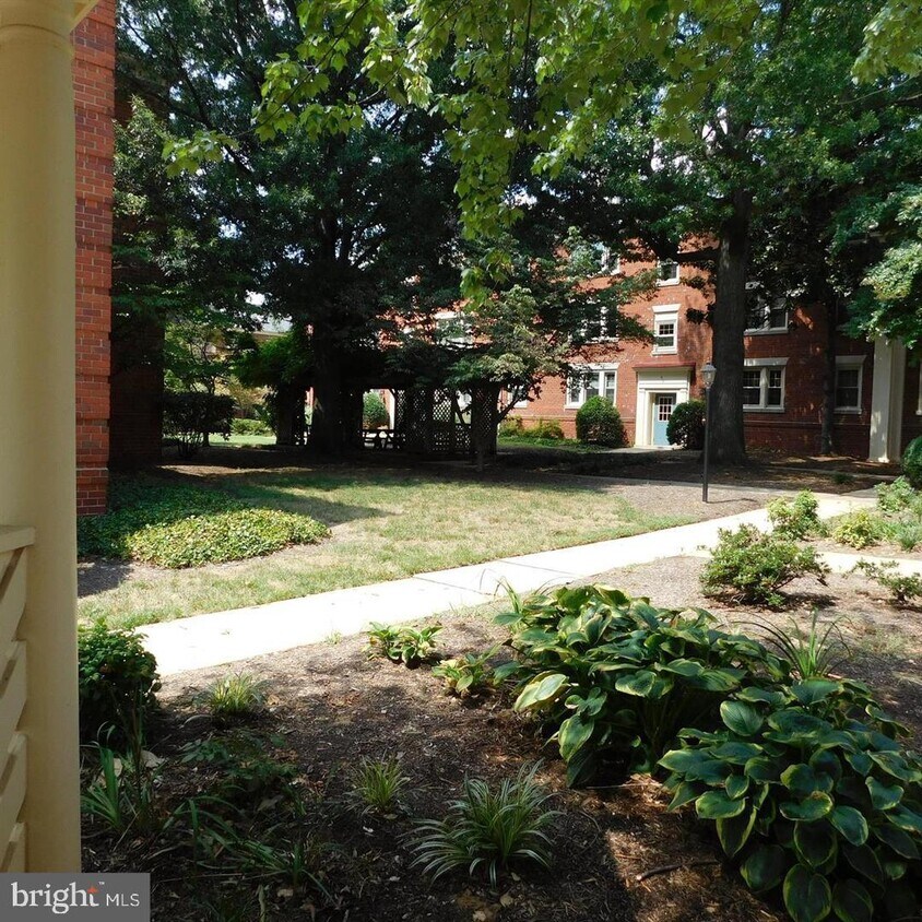 525 Bashford Ln Unit 2, Alexandria, VA 22314 Condo for Rent in