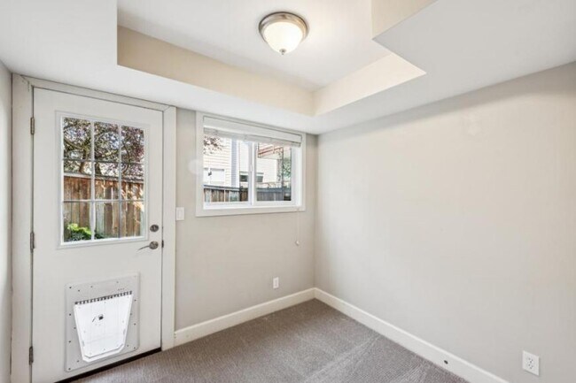 Building Photo - 3 bedroom in Seattle WA 98199
