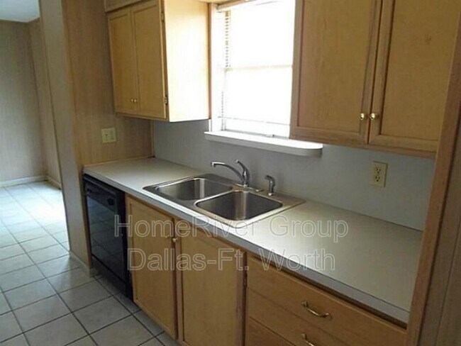 Building Photo - 833 Jadewood Dr